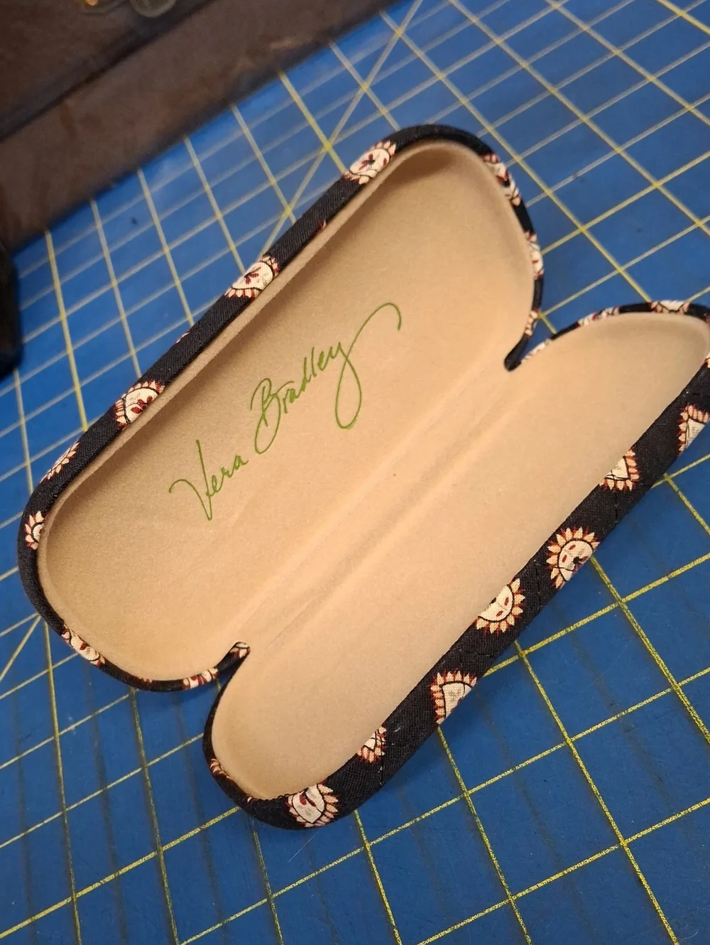 Retired 2006 Vera Bradley hard clamshell eyeglass case Midnight Paisley Preloved